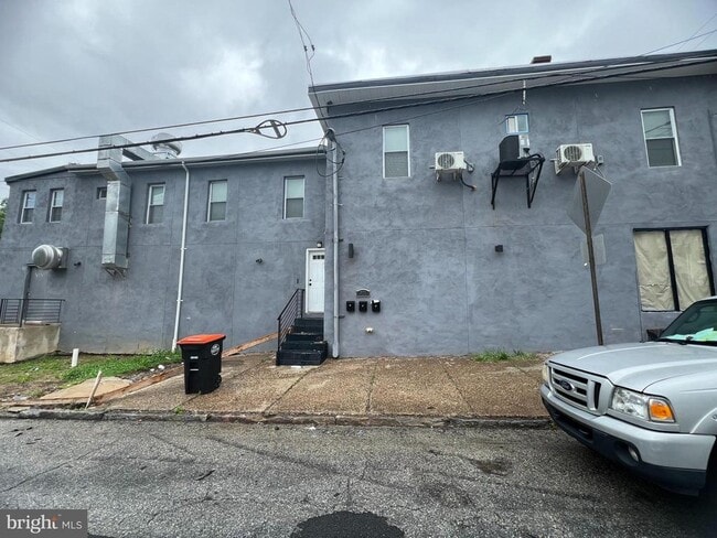 property at 701 W 6th St
