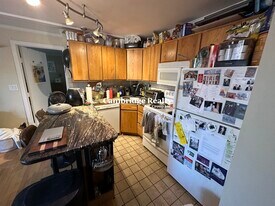 4 Trowbridge Pl in Cambridge, MA - Building Photo