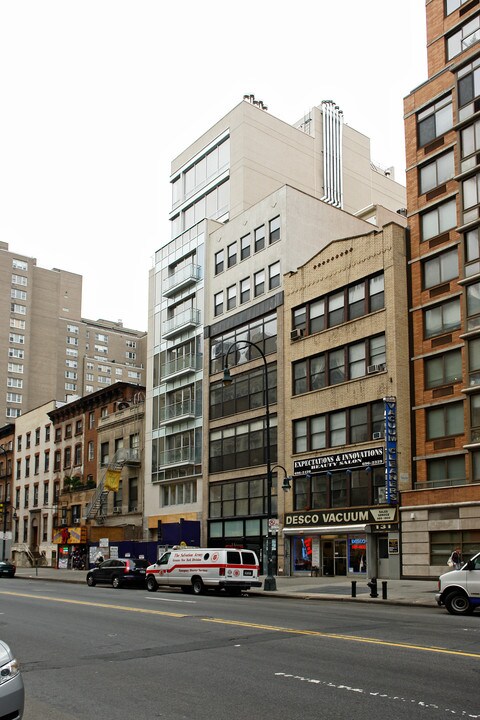 135 W 14th St in New York, NY - Building Photo