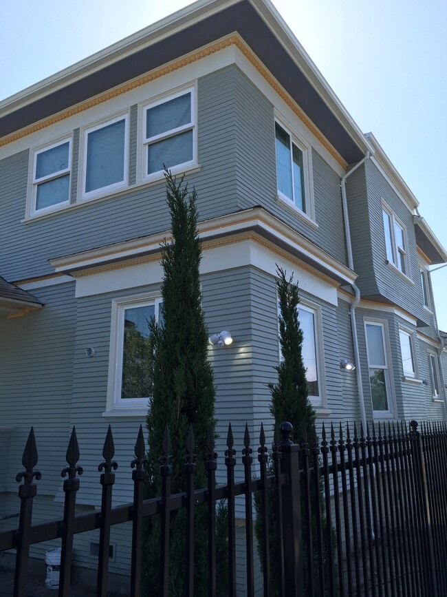 3283 Market St in Oakland, CA - Building Photo - Building Photo