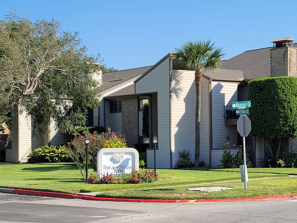 7055 N Holiday Dr in Galveston, TX - Building Photo