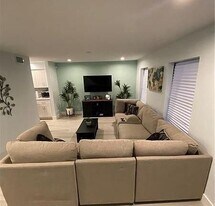 42 Madrid Ln in Davie, FL - Building Photo