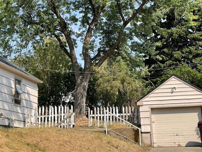 1040 NE Duncan Ln in Pullman, WA - Foto de edificio - Building Photo