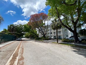 445 SW 11th St, Unit 104 in Miami, FL - Building Photo - Building Photo