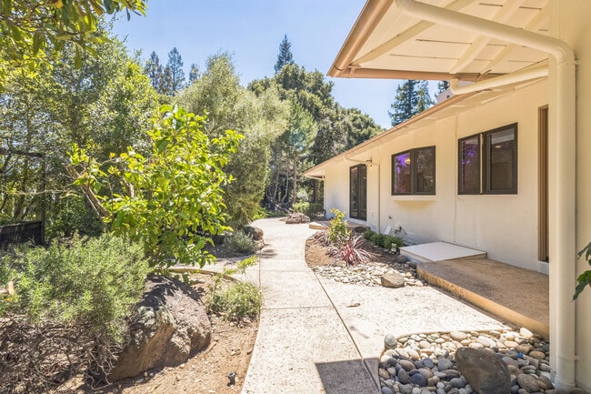 26530 Conejo Ct in Los Altos Hills, CA - Building Photo - Building Photo