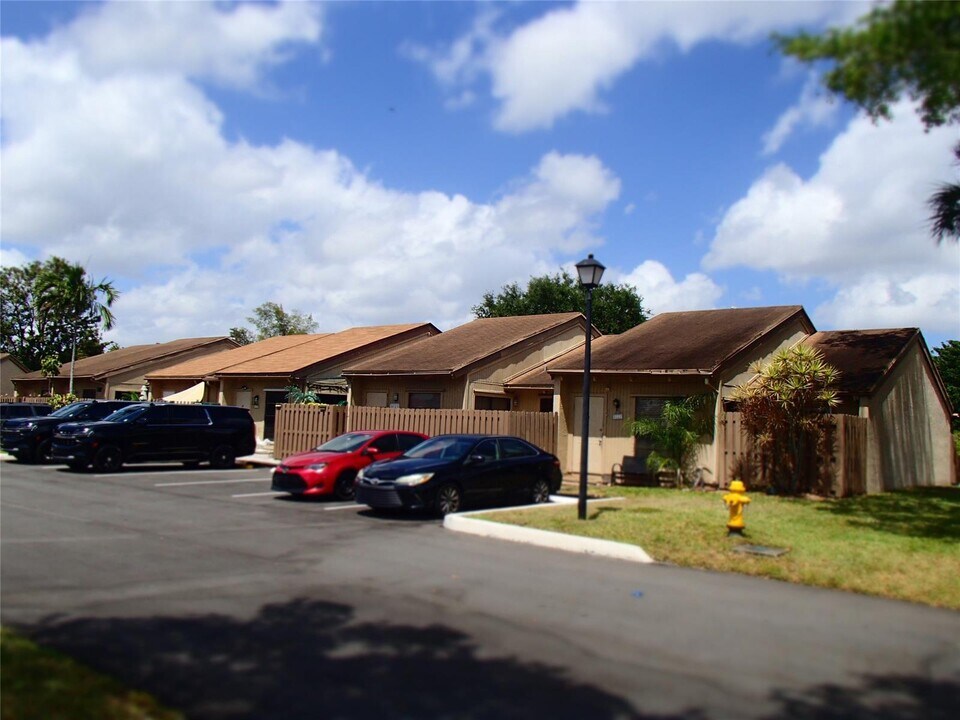 8113 SW 24th St, Unit 842 in Davie, FL - Building Photo