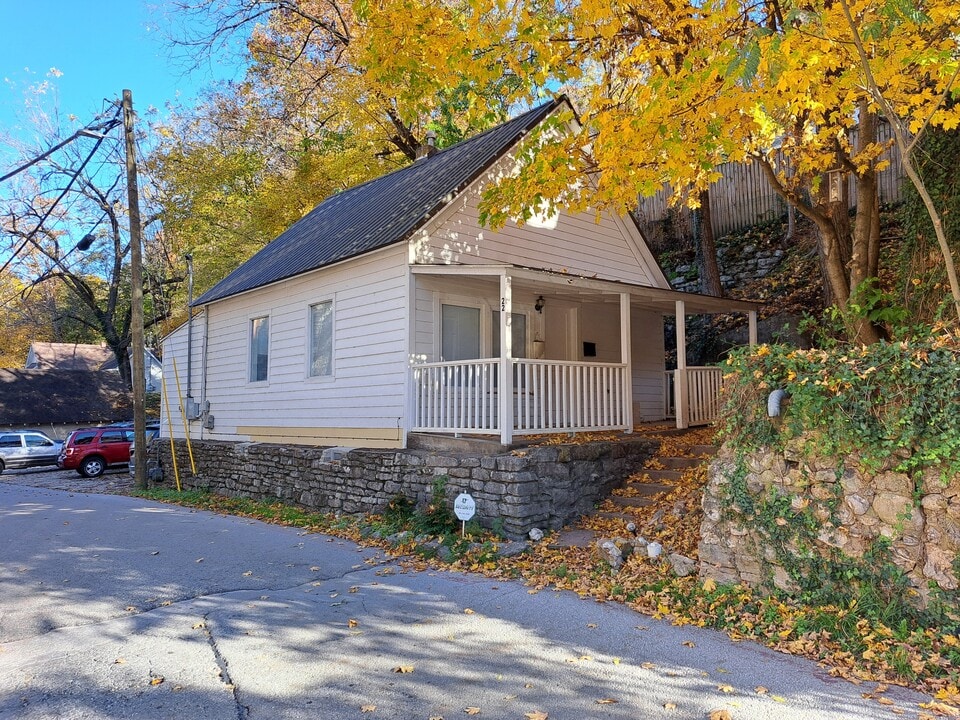 22 First St in Eureka Springs, AR - Building Photo