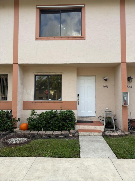 9090 NW 40th St in Coral Springs, FL - Building Photo