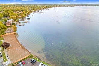 855 S Pontiac Trail in Walled Lake, MI - Building Photo - Building Photo