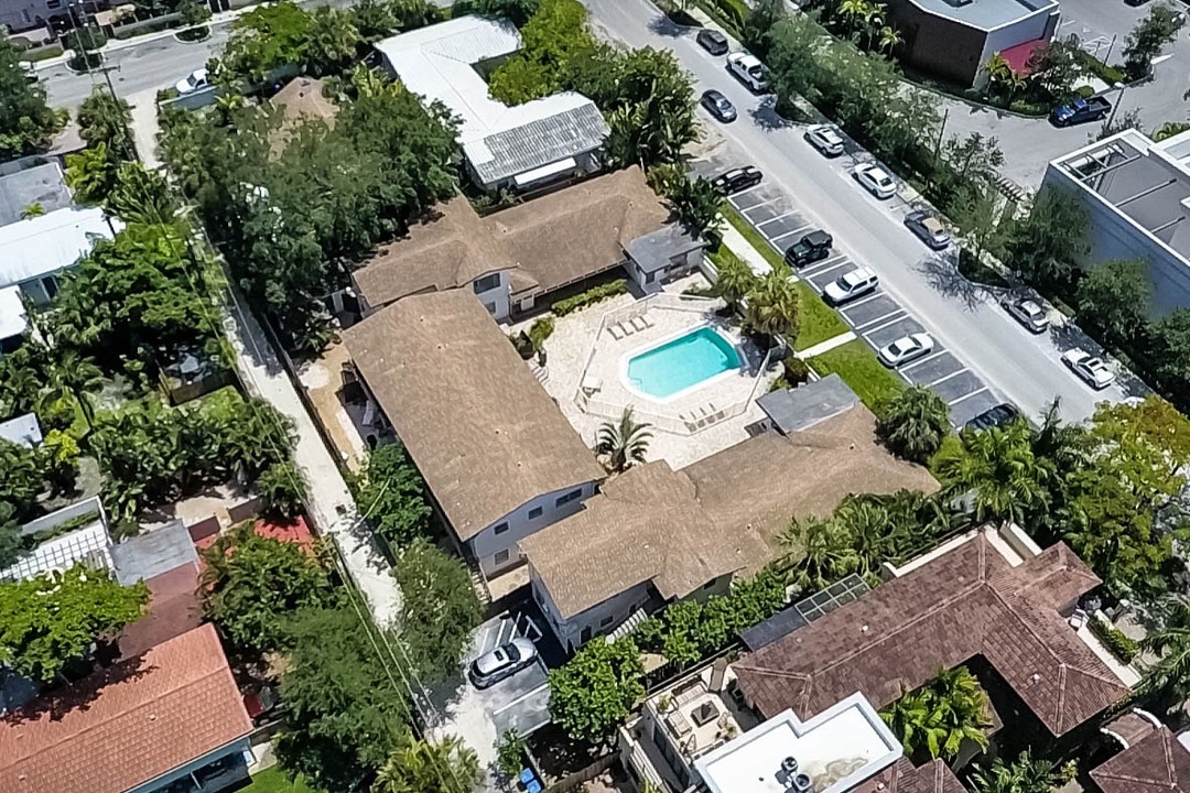 Victoria Place Courtyard Apartments in Fort Lauderdale, FL - Building Photo