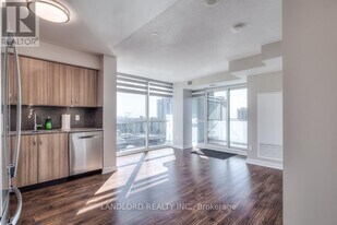 5740 Yonge St in Toronto, ON - Building Photo