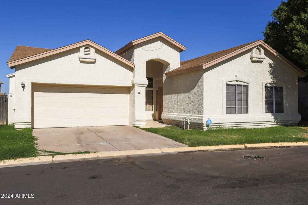 1822 S 39th St in Mesa, AZ - Building Photo