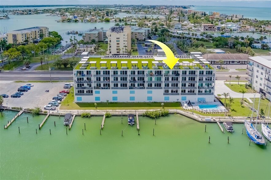 400 150th Ave, Unit 505 in Madeira Beach, FL - Building Photo