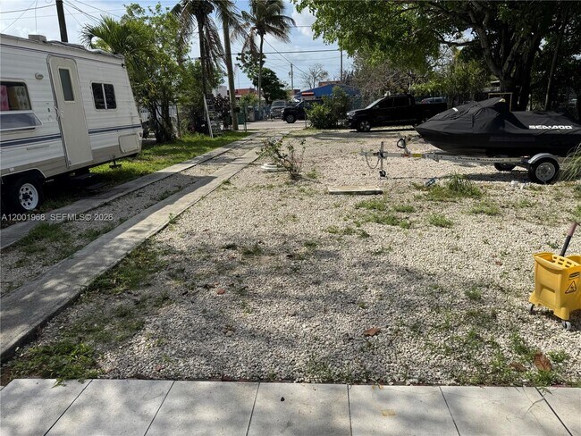 3175 NW 27th St in Miami, FL - Building Photo - Building Photo