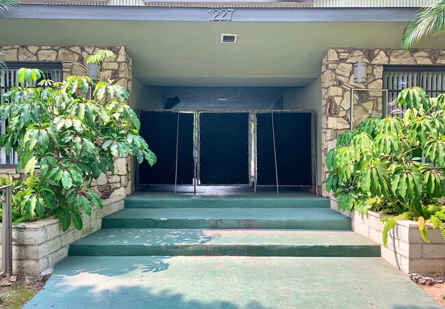 1227 N Harper Ave in West Hollywood, CA - Building Photo - Building Photo