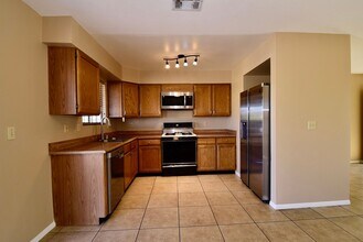 122 Bosworth Dr in Henderson, NV - Building Photo - Building Photo