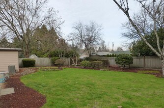 425 High St N in Monmouth, OR - Building Photo - Building Photo