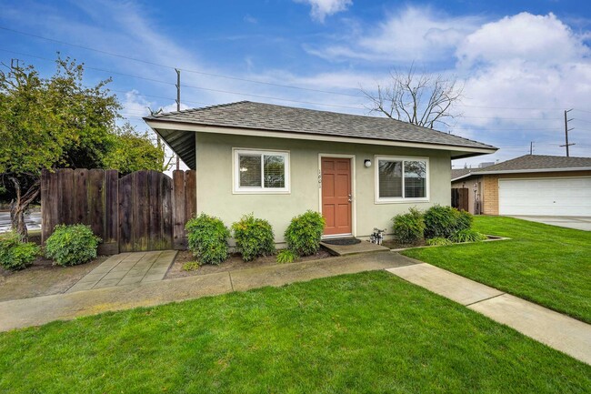 Briggsmore Apartments in Modesto, CA - Building Photo - Building Photo