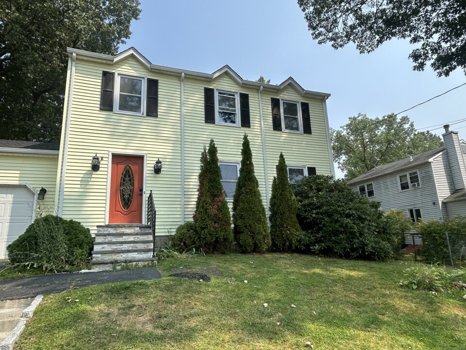 14 Normandy Dr in Waterbury, CT - Building Photo