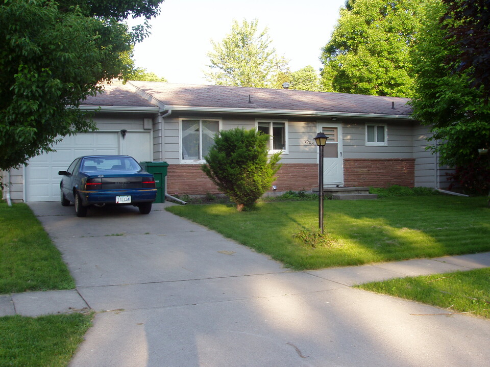 2208 Jensen Ave in Ames, IA - Foto de edificio