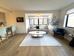 30 Ledge St, Unit #517 in Stoneham, MA - Foto de edificio - Building Photo
