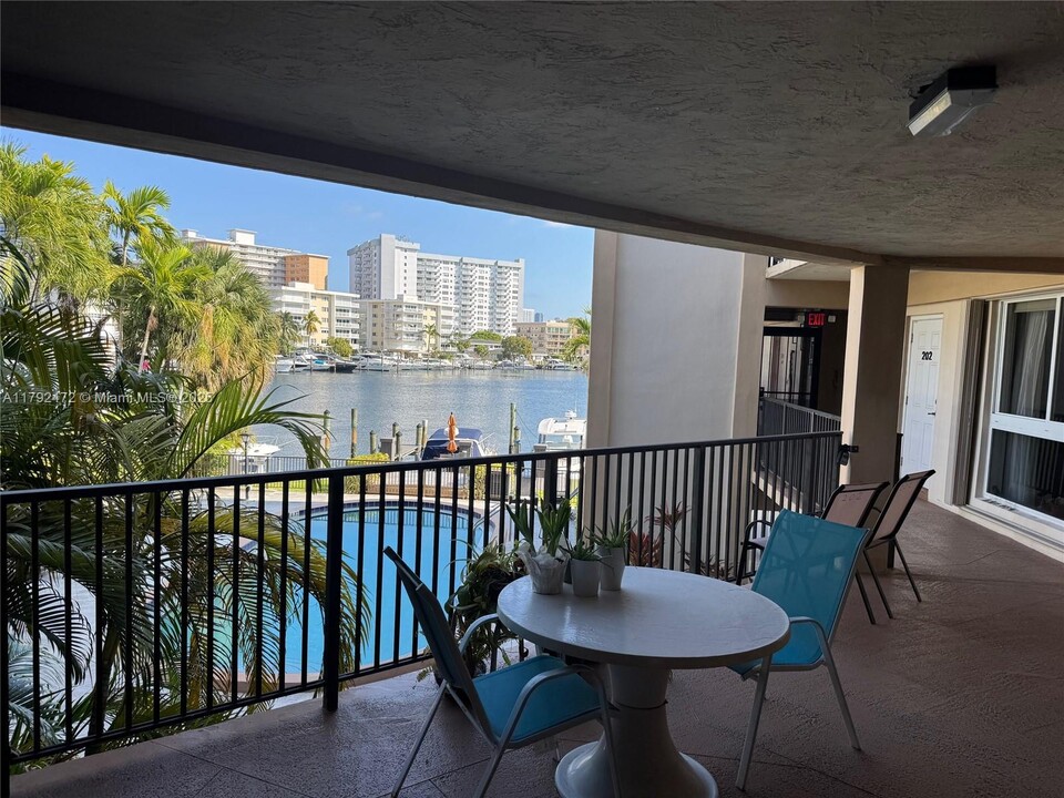 2420 Diana Dr in Hallandale Beach, FL - Building Photo