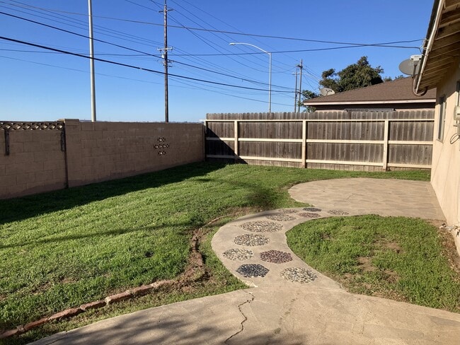 517 Dejoy St in Santa Maria, CA - Foto de edificio - Building Photo