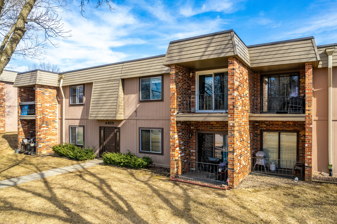 Noelcrest Condominiums in West Des Moines, IA - Building Photo