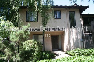 6606 Surfside Way in Sacramento, CA - Building Photo