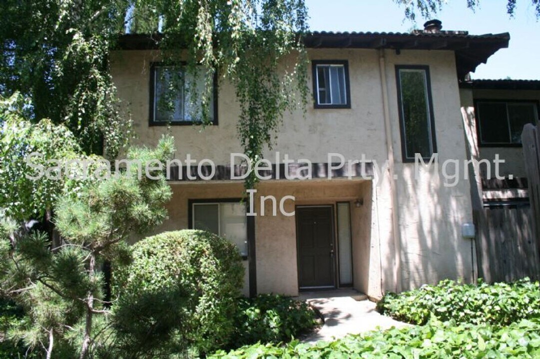 6606 Surfside Way in Sacramento, CA - Building Photo