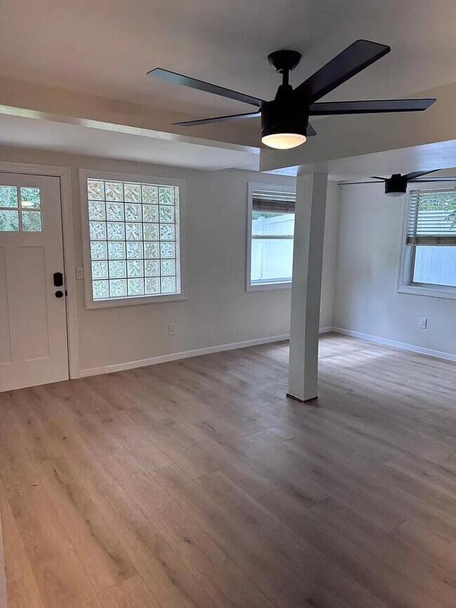 3505 Iris St N in St. Petersburg, FL - Building Photo - Building Photo