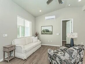 6016 E Sussex Way in Fresno, CA - Foto de edificio - Building Photo