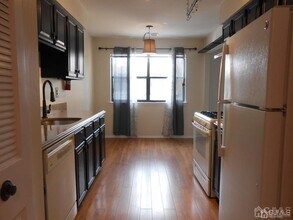 512 Sharon Garden Ct in Woodbridge Township, NJ - Building Photo - Building Photo