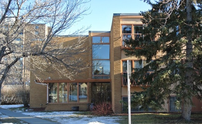 Gladstone Manor in Calgary, AB - Building Photo