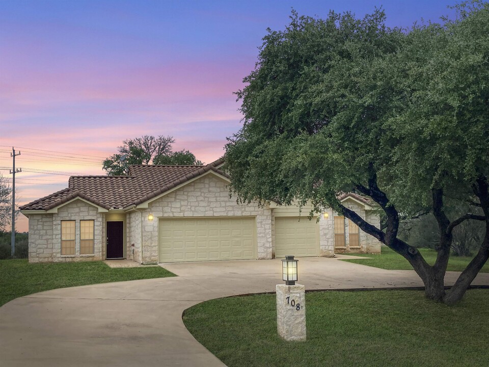 708 Hi Cir W in Horseshoe Bay, TX - Building Photo