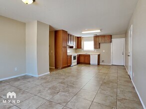 2434 E Roeser Rd in Phoenix, AZ - Foto de edificio - Building Photo