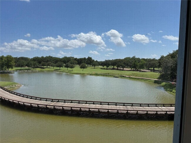 3001 W Rolling Hills Cir in Davie, FL - Building Photo - Building Photo