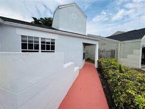 8579 Dynasty Dr in Boca Raton, FL - Foto de edificio - Building Photo