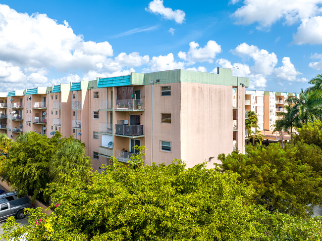 El Sol in Hialeah, FL - Foto de edificio - Building Photo