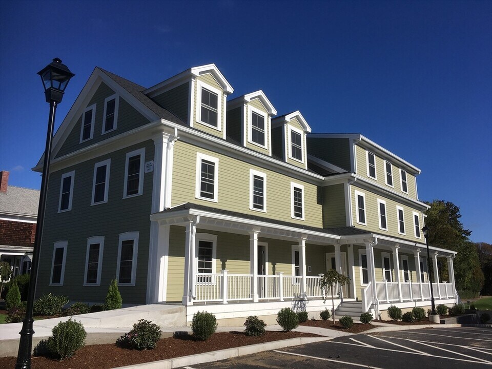 67 North St in Medfield, MA - Building Photo