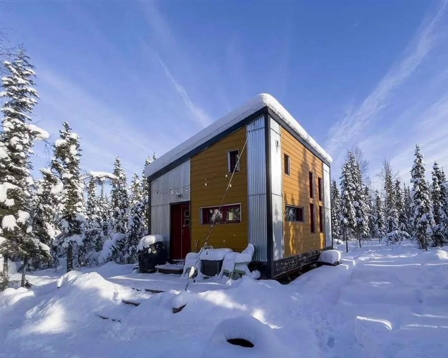 1076 Propwash Dr in Fairbanks, AK - Building Photo