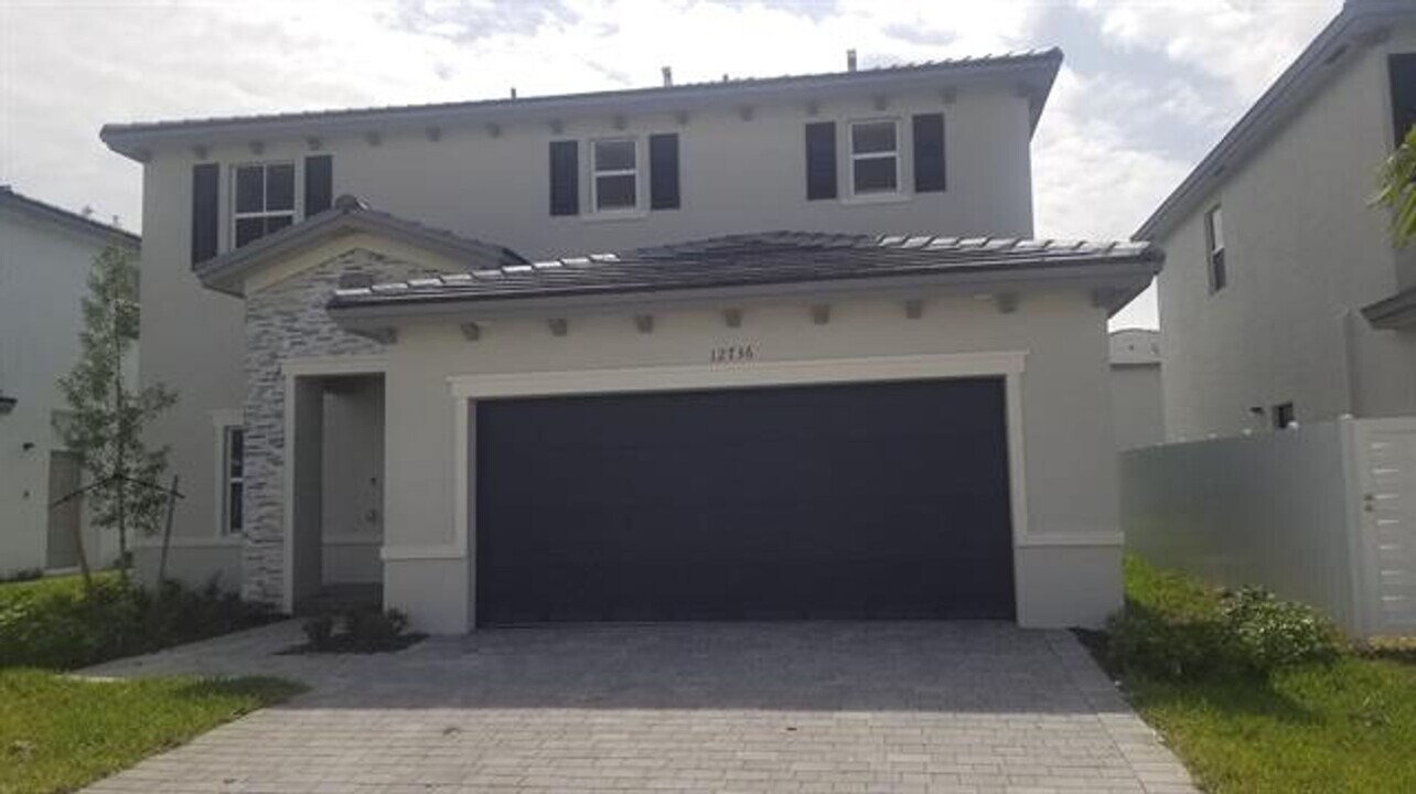 12736 SW 211th St in Quail Heights, FL - Building Photo