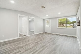1020 Oasis St in New Braunfels, TX - Building Photo - Building Photo