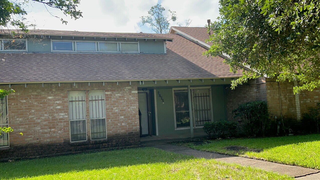 5702 Easthampton Dr, Unit c in Houston, TX - Building Photo