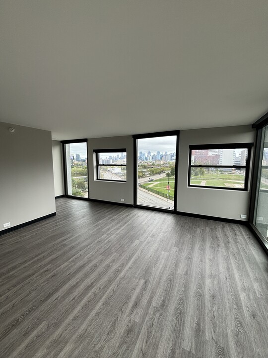 2117 W Gladys Ave, Unit 615 in Chicago, IL - Building Photo