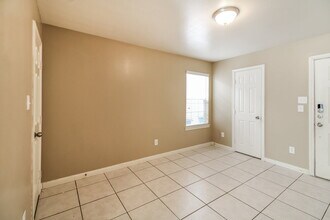 4935 N Cancun Dr in Houston, TX - Building Photo - Building Photo