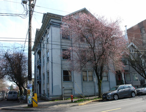 2086 NW Kearney St in Portland, OR - Building Photo - Building Photo