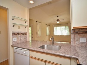 1302 Woodlawn Blvd-Unit -208 in Austin, TX - Foto de edificio - Building Photo
