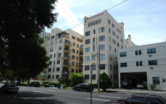 Flori de Leon in St. Petersburg, FL - Foto de edificio - Building Photo