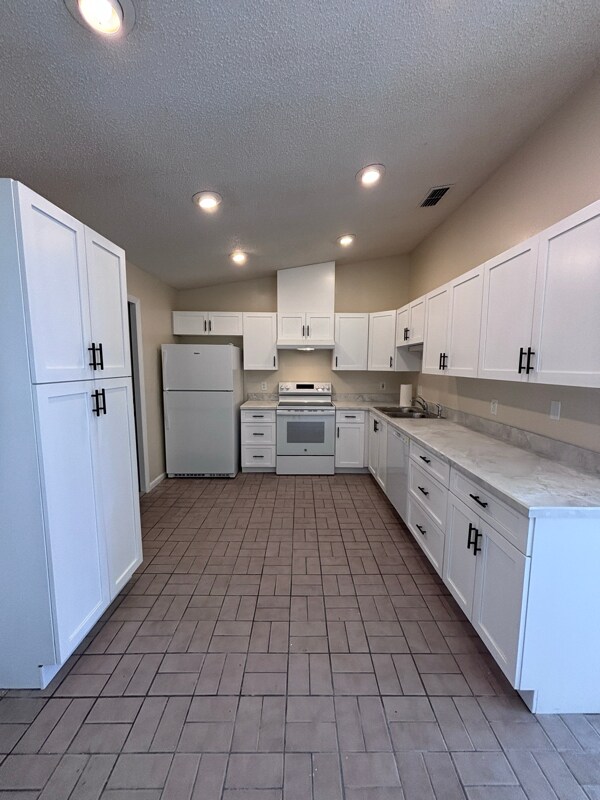 3039 Queen Palm Dr in Edgewater, FL - Building Photo - Building Photo